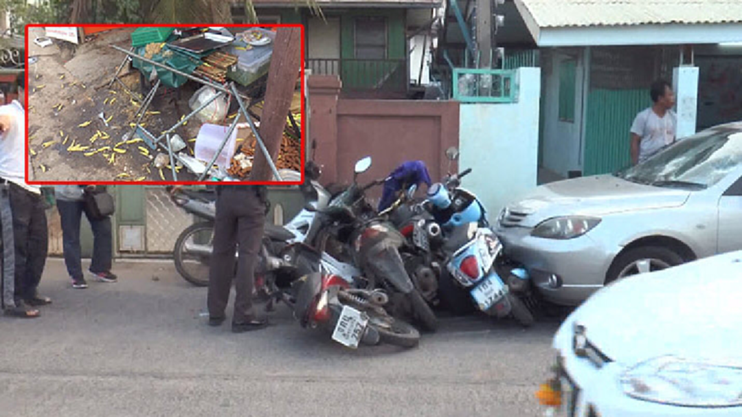 ลมชักกำเริบ! "หมอวัยเกษียณ" ขับเก๋งชนร้านส้มตำพังยับ เจ็บ 5 ราย