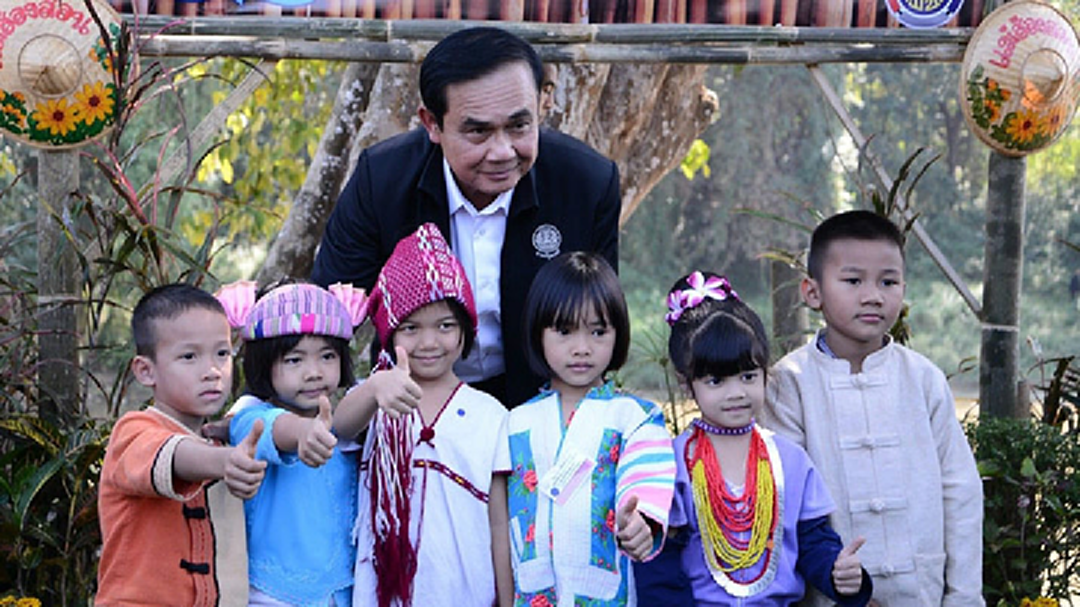 "นายกฯ" เยี่ยมชุมชนผาบ่อง แบบศูนย์เรียนรู้ชุมชนคุณธรรม น้อมนำหลักปรัชญาเศรษฐกิจพอเพียง