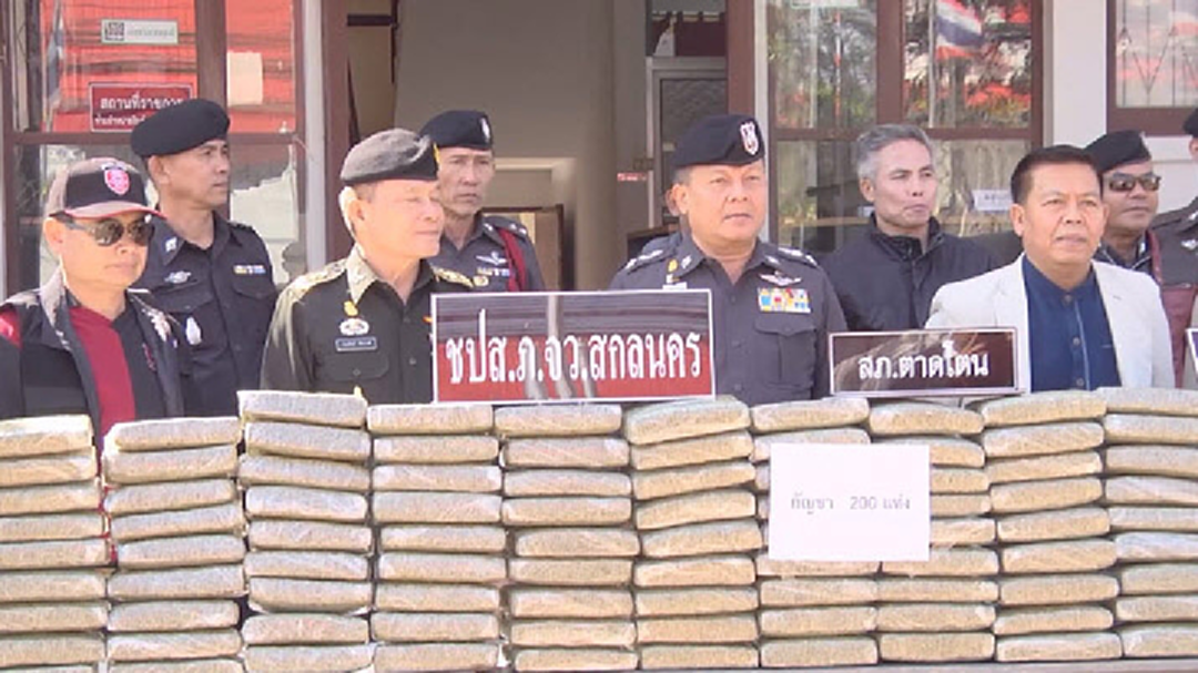 "หนุ่มสกลฯ" ขับรถเสียหลักลงข้างทางสาหัส  ตร.ผงะ! เข้าช่วยพบกัญชาอัด 200 แท่ง
