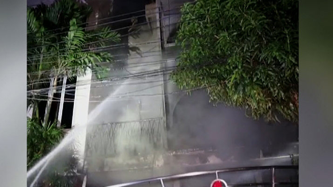 ระทึก! ไฟไหม้อาคารพาณิชย์ย่านศาลาแดงวอด ตาย 1