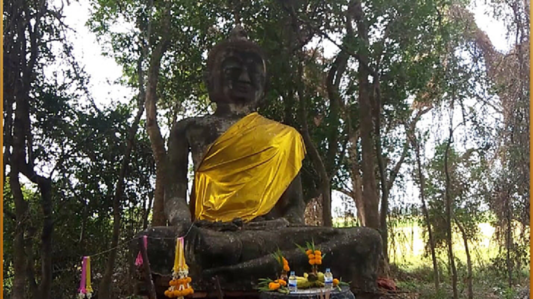 พบพระพุทธรูปเก่า อายุหลายร้อยปี ถูกทิ้งกลางทุ่งนา