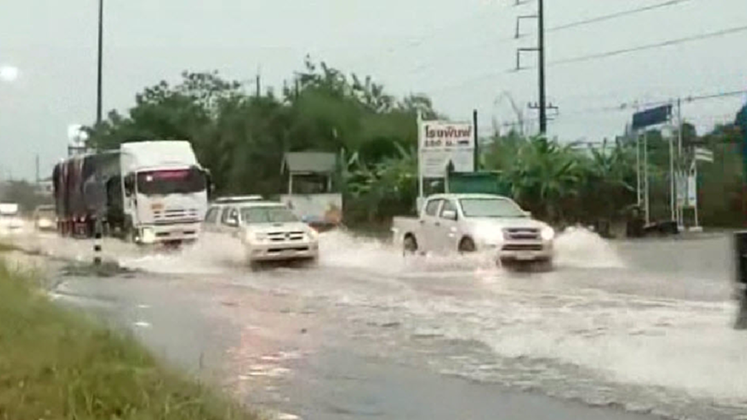 ปราจีนบุรี ฝนกระหน่ำ หนักตลอดทั้งคืน-น้ำท่วมถนน 1 กม.