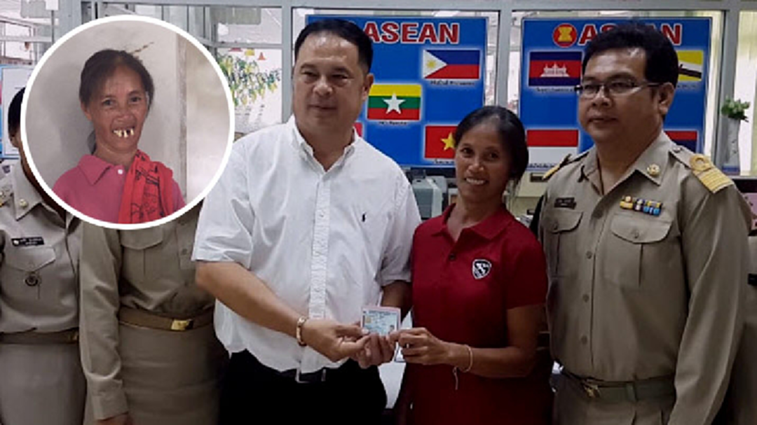 ชีวิตดี๊ดี! "สาวใบ้" ยิ้มโชว์ฟันสวยรับบัตรปชช.ใหม่