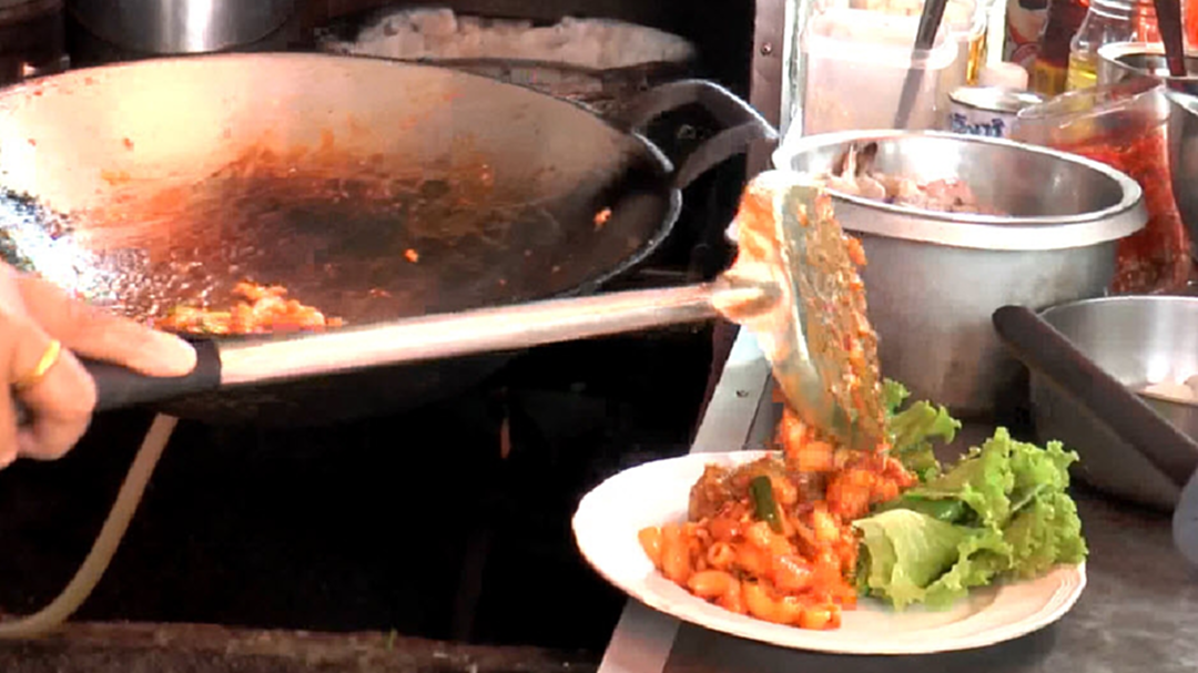 ร้านอาหารในโคราช หวั่นวัตถุดิบปรับขึ้นตามค่าแรง เตรียมลดปริมาณลง