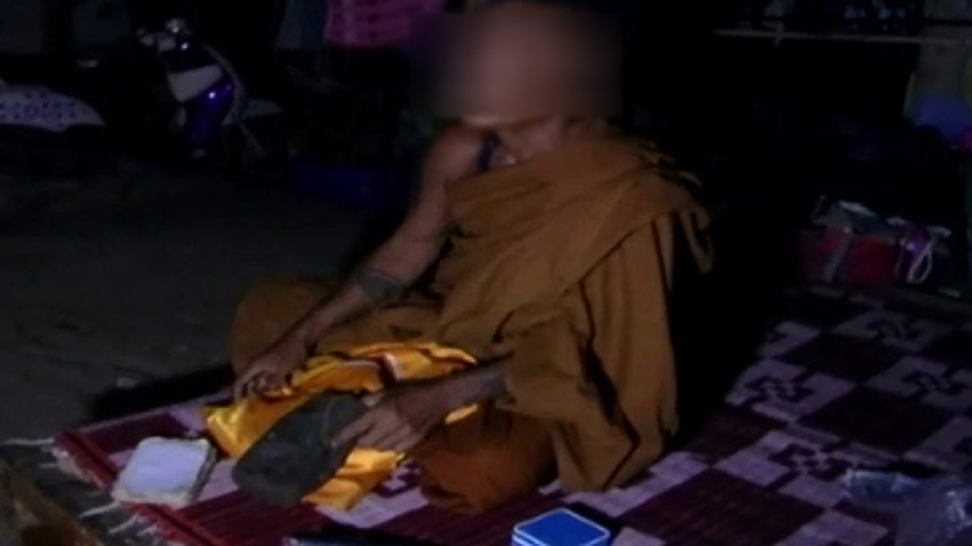 ชาวบ้านสุดทน แจ้งจับพระเฒ่าขับเก๋งย่องนอนกับเมีย