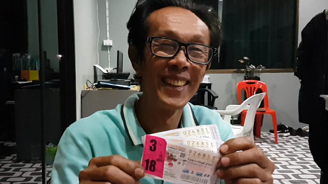 สุดเฮง! หนุ่มใหญ่โคราช ซื้อสลากอายุตัวเอง ถูกรางวัลที่ 1 จำนวน 3 ใบ รับทรัพย์ 18 ล้าน