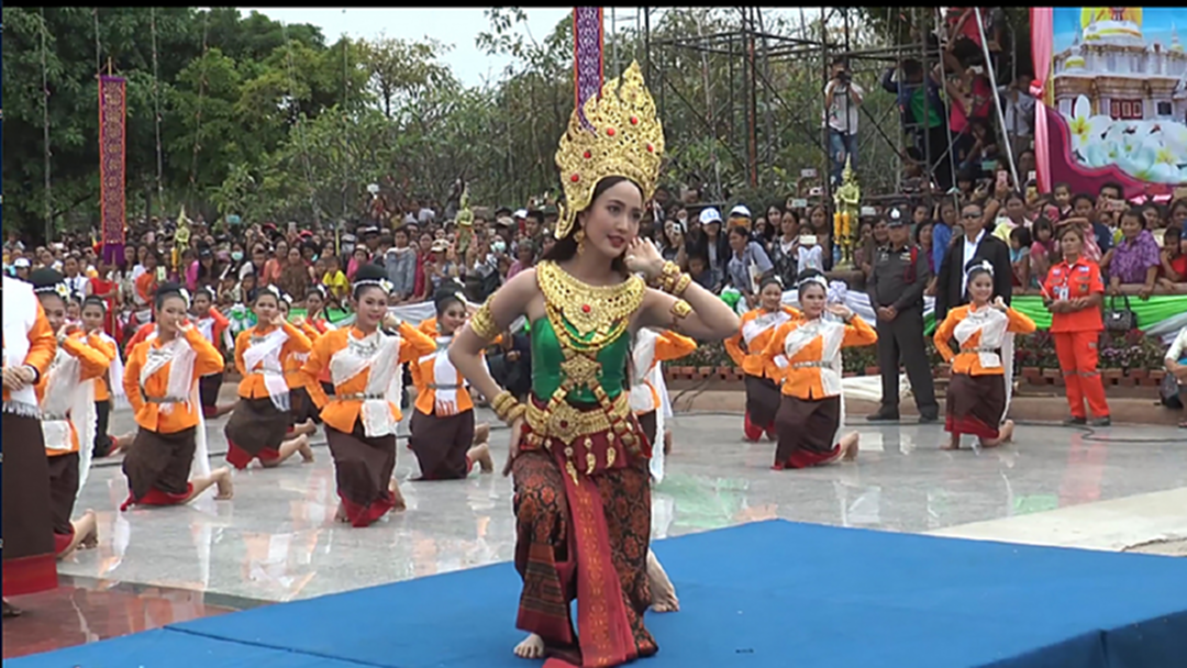 แต้ว – ตุ๊กกี้ นำทีม บวงพระธาตุนาดูน นางรำกว่า 5 พัน (มีคลิป) แต้ว – ตุ๊กกี้ นำทีม บวงพระธาตุนาดูน นางรำกว่า 5 พัน (มีคลิป)