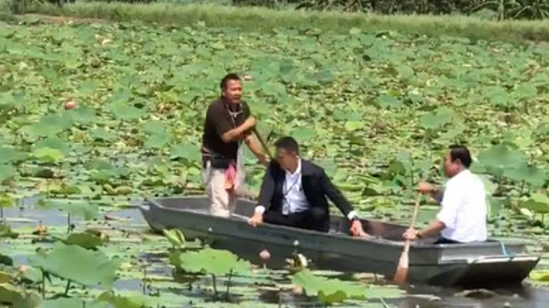 นายกฯ พายเรือชมนาบัว คลองมหาสวัสดิ์ ที่ดินพระราชทาน จุดเริ่มต้นการปฏิรูปที่ดินในไทย นายกฯ พายเรือชมนาบัว คลองมหาสวัสดิ์ ที่ดินพระราชทาน จุดเริ่มต้นการปฏิรูปที่ดินในไทย