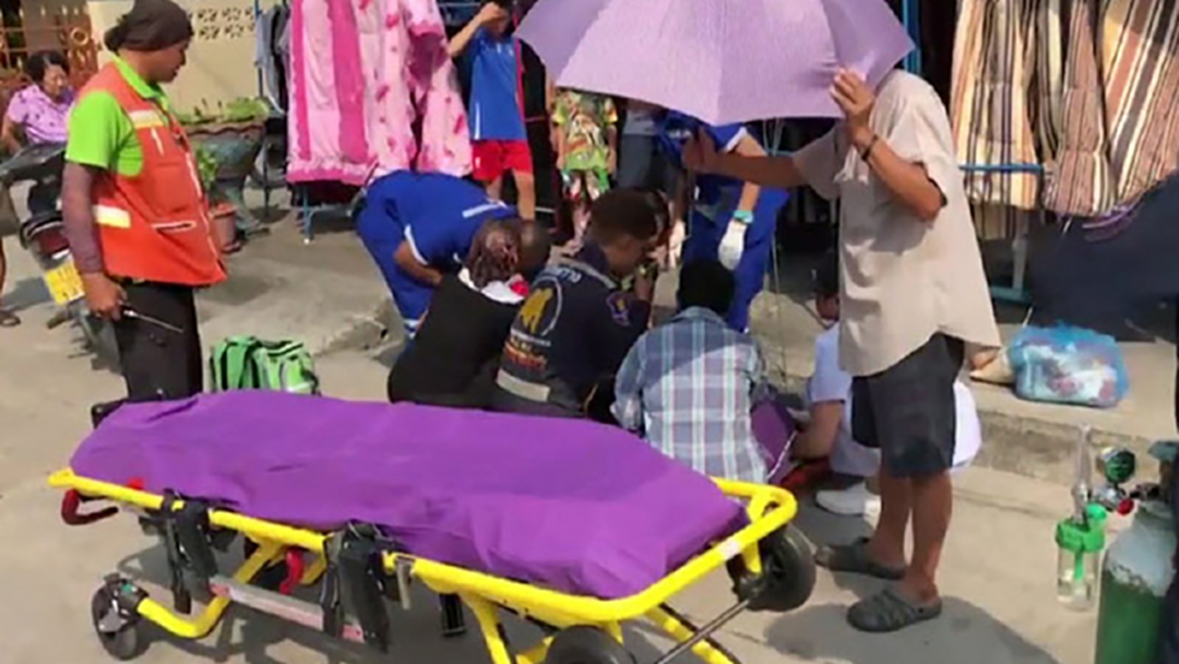 "สาวใหญ่" เมืองชลฯ ต่อแถวรับบริจาคข้าวสาร อากาศร้อนวูบดับ "สาวใหญ่" เมืองชลฯ ต่อแถวรับบริจาคข้าวสาร อากาศร้อนวูบดับ