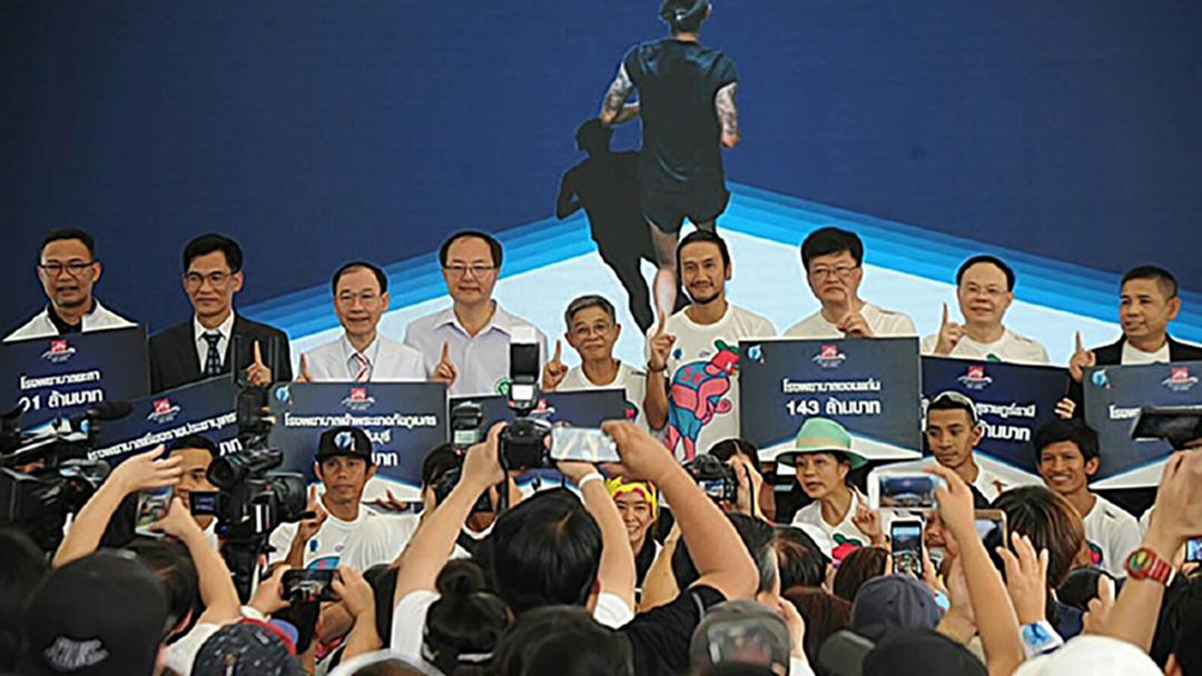 "ตูน" มอบแล้ว! เงินกว่า 1,300 ล้าน ให้ 11 รพ.ทั่วประเทศ