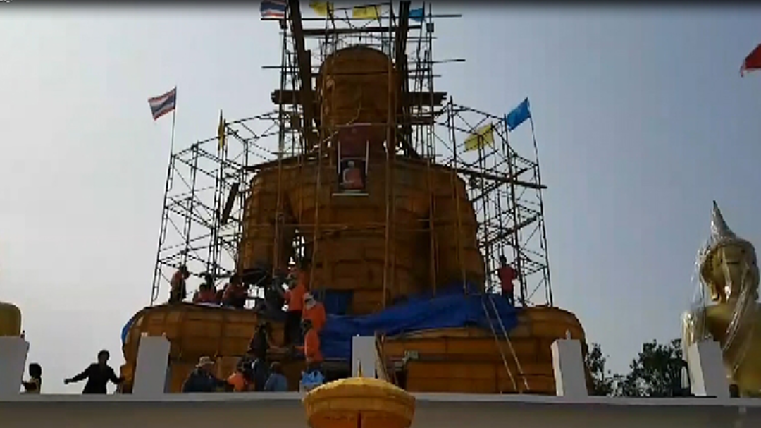 พุทธศาสนิกชนร่วมบุญหิ้วปูนหล่อพระใหญ่อ่างทอง วัดไม่มีเงินจ้างช่าง