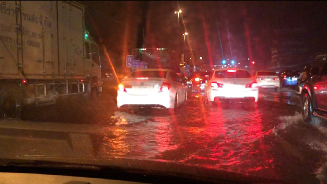 ฝนหลงฤดู ถล่มกทม.! แจ้งวัฒนะ-งามวงศ์วานอ่วมสุด
