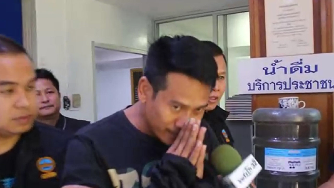 จับแล้ว! "หนุ่มแข้งโหด" เตะสาวหล่อสลบคาพื้น จับแล้ว! "หนุ่มแข้งโหด" เตะสาวหล่อสลบคาพื้น