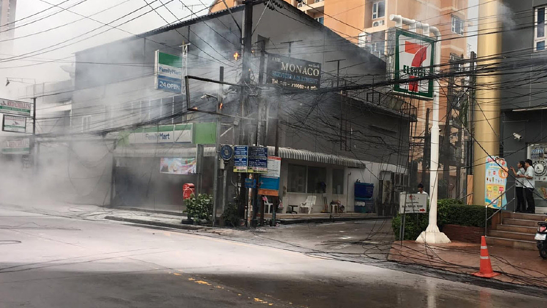อยู่ไม่ได้แล้ว! นทท.ตื่นสายไฟฟ้าไหม้ หนีชุลมุน อยู่ไม่ได้แล้ว! นทท.ตื่นสายไฟฟ้าไหม้ หนีชุลมุน