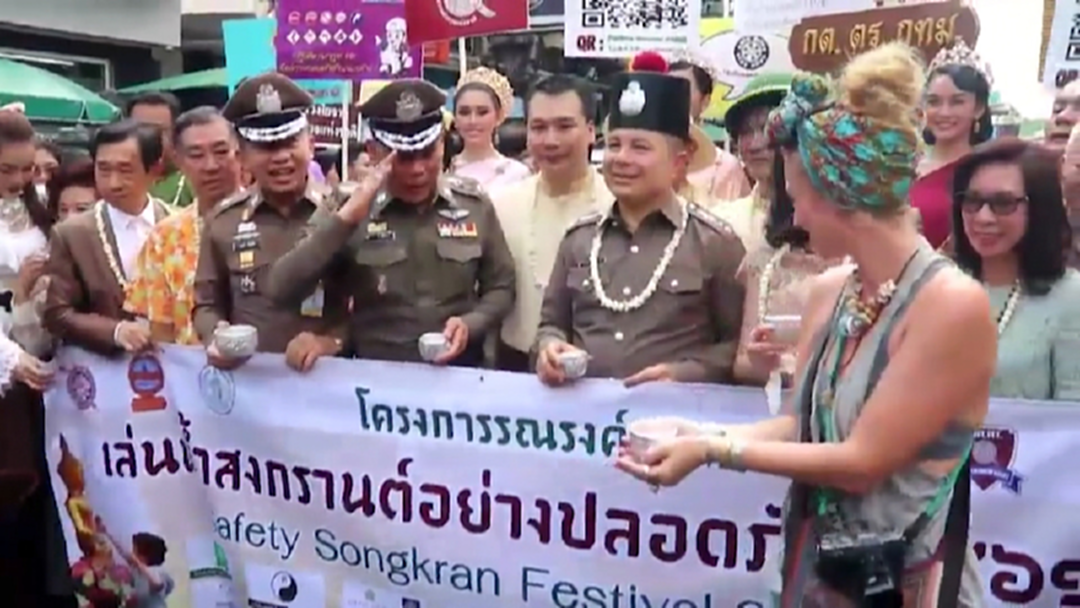 ย้อนรอยอดีต "ออเจ้า" ตร.ชวนแต่งชุดไทยเล่นสงกรานต์ ถนนข้าวสาร ย้อนรอยอดีต "ออเจ้า" ตร.ชวนแต่งชุดไทยเล่นสงกรานต์ ถนนข้าวสาร