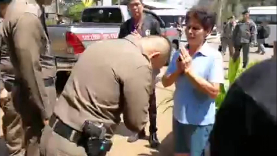 ท่าประจำ! "ศรีวราห์” รับไหว้ชาวบ้านที่มาพบเหมือนกัน! ท่าประจำ! "ศรีวราห์” รับไหว้ชาวบ้านที่มาพบเหมือนกัน!