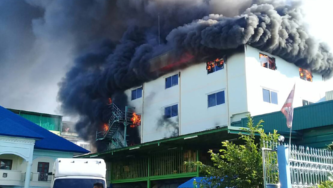 ไฟไหม้โรงงานย่านบางบอน เพลิงลุกโหมนานกว่าชั่วโมง ไฟไหม้โรงงานย่านบางบอน เพลิงลุกโหมนานกว่าชั่วโมง