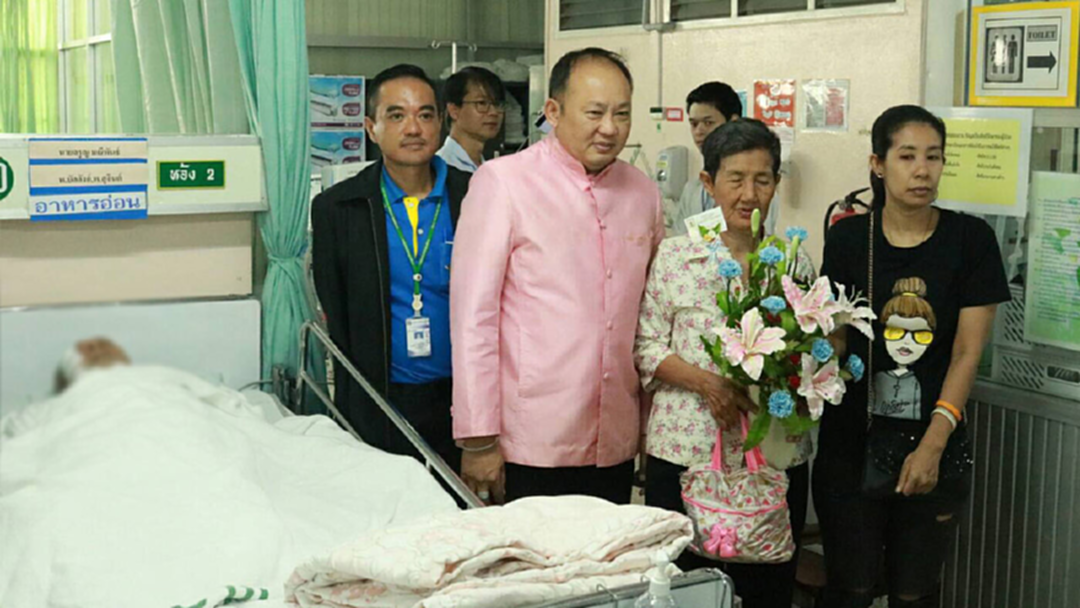 กรมคุ้มครองสิทธิฯ รุดเยี่ยม ลุงซาเล้ง ถูกหนุ่มหัวร้อนทำร้ายสลบ กรมคุ้มครองสิทธิฯ รุดเยี่ยม ลุงซาเล้ง ถูกหนุ่มหัวร้อนทำร้ายสลบ