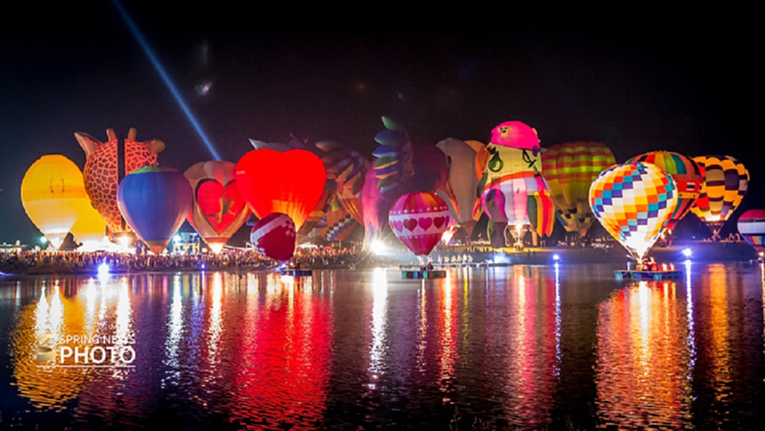 ประมวลภาพ : อลังการโชว์แสงสีเสียง Balloon Magic Night Glow ประมวลภาพ : อลังการโชว์แสงสีเสียง Balloon Magic Night Glow