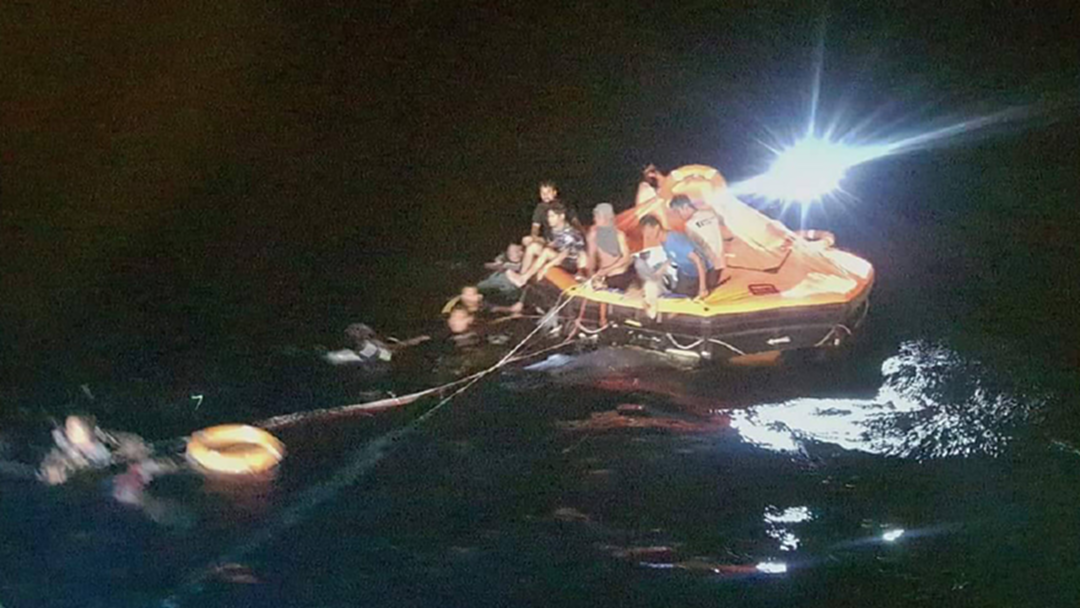 หนีตายระทึก! "เรือไฟไหม้" นักท่องเที่ยวกระโดดลอยคอกลางทะเล 35 ชีวิต รอดหวุดหวิด! หนีตายระทึก! "เรือไฟไหม้" นักท่องเที่ยวกระโดดลอยคอกลางทะเล 35 ชีวิต รอดหวุดหวิด!