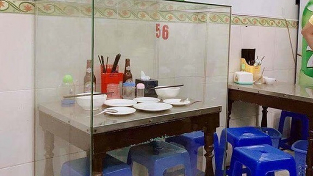 เจ้าของร้านเฝอในเวียดนามสุดปลื้ม เก็บโต๊ะที่โอบามาเคยนั่งกินเฝอ ครอบกระจกไว้เป็นอย่างดี เจ้าของร้านเฝอในเวียดนามสุดปลื้ม เก็บโต๊ะที่โอบามาเคยนั่งกินเฝอ ครอบกระจกไว้เป็นอย่างดี