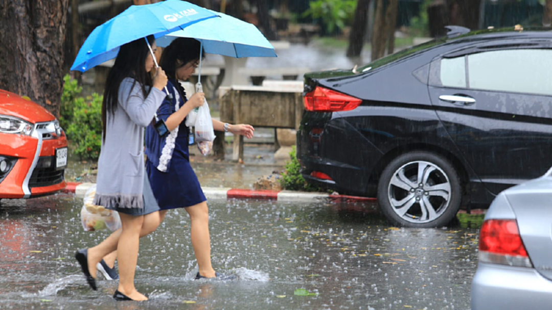อุตุฯแม่นจริง! พายุถล่มกรุง ฟ้าผ่าดังสนั่น อุตุฯแม่นจริง! พายุถล่มกรุง ฟ้าผ่าดังสนั่น