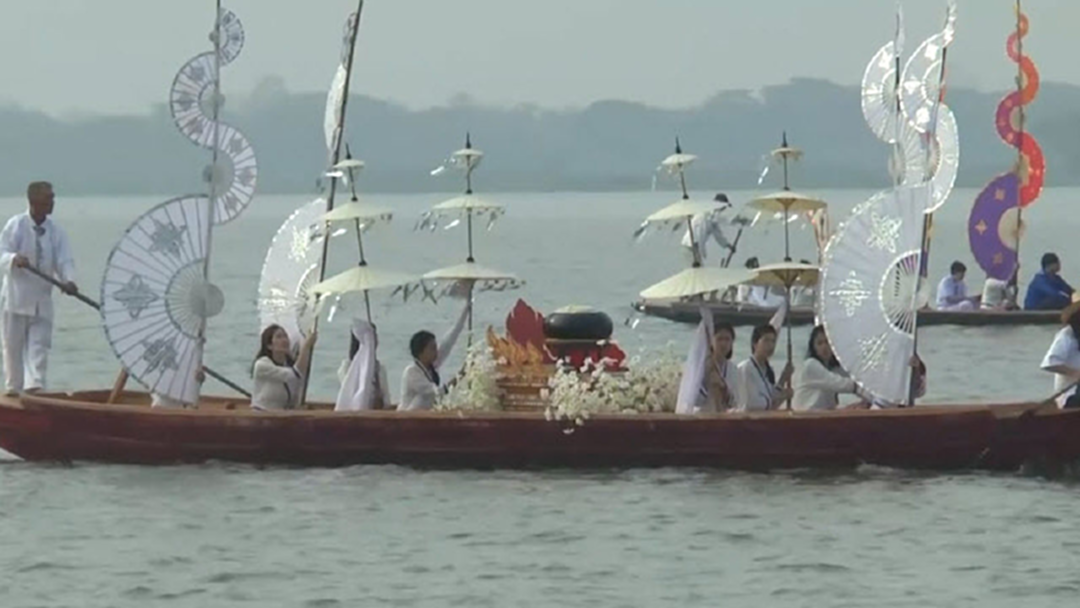 ชาวพะเยาร่วมสืบประเพณี"ตานข้าวใหม่ใส่บาตรหลวง ตานข้าวทิพย์พระเจ้าตนหลวง"