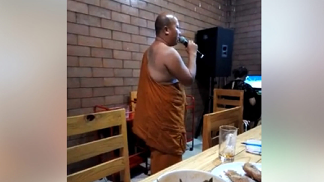 ชาวเน็ตถาม! พระจริงหรือคอสเพลย์ “กระดกเหล้า ร้องเพลงสุดมันส์” ชาวเน็ตถาม! พระจริงหรือคอสเพลย์ “กระดกเหล้า ร้องเพลงสุดมันส์”