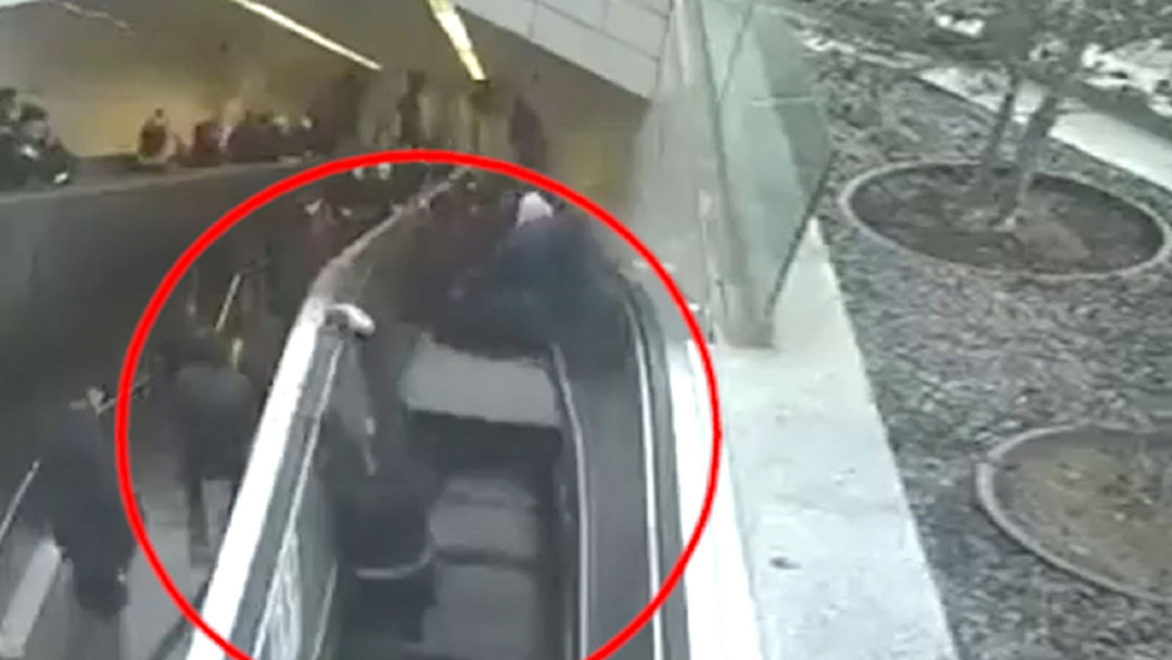 หวิดดับ! บันไดเลื่อนในสถานีรถไฟใต้ดินตุรกียุบตัว