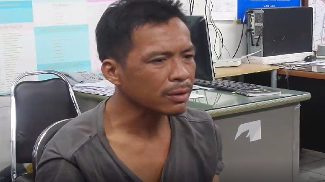 รวบแล้ว! หนุ่มไล่ตีสาวหน้า “สำนักงานตำรวจแห่งชาติ” อ้างอยากได้เงิน100บาท รวบแล้ว! หนุ่มไล่ตีสาวหน้า “สำนักงานตำรวจแห่งชาติ” อ้างอยากได้เงิน100บาท