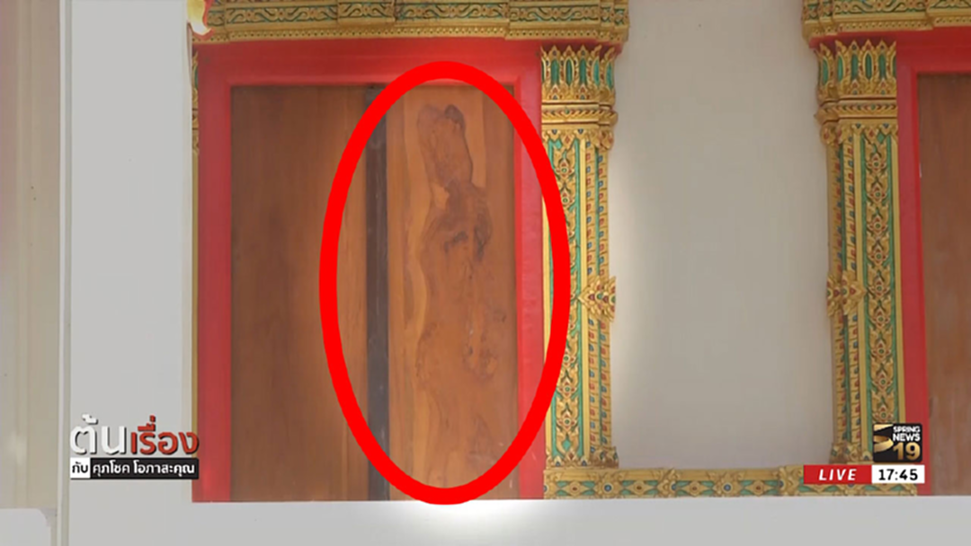 วัดพิจิตรแปลก! รูปนางไม้โผล่บนประตูพระอุโบสถ