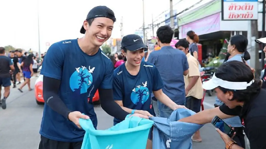 ประมวลภาพคนบันเทิงร่วมวิ่งกับตูน - พุฒจุ๋ยหวานตลอดทาง