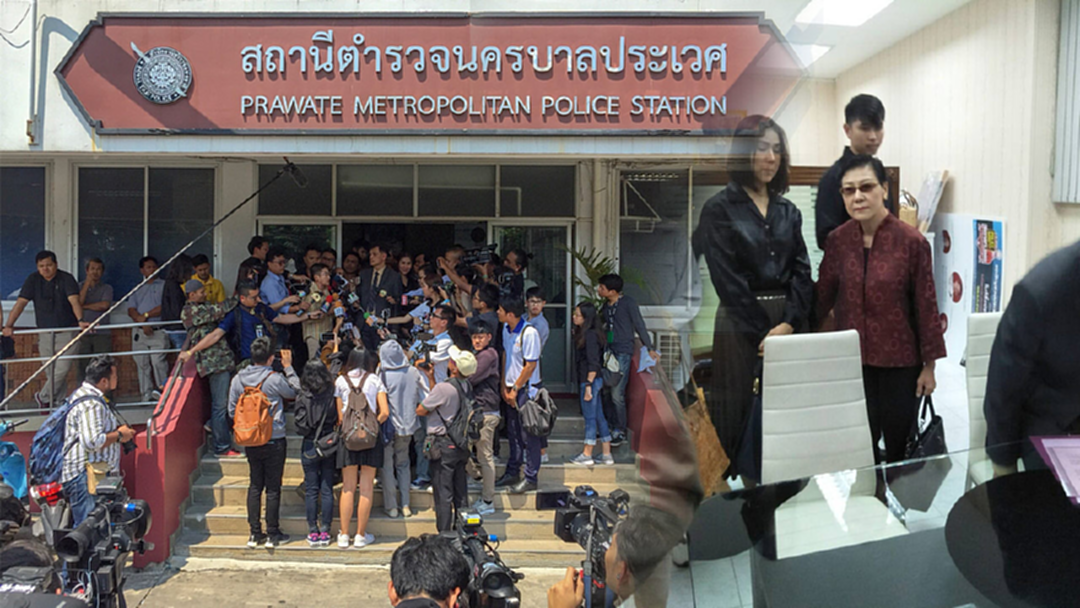 มาตามนัด...! 2 ป้าทุบรถพบตำรวจรับทราบข้อหา ยันไม่ได้ข่มขู่พกอาวุธ มาตามนัด...! 2 ป้าทุบรถพบตำรวจรับทราบข้อหา ยันไม่ได้ข่มขู่พกอาวุธ