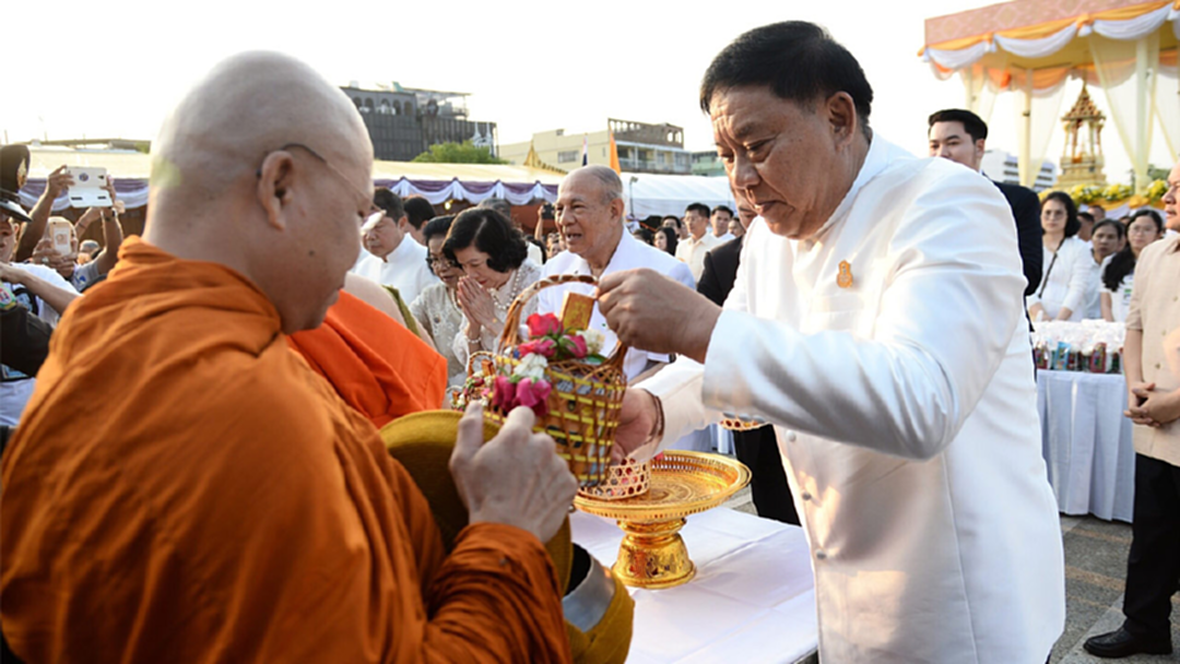 "อัศวิน" นำประชาชน ทำบุญตักบาตร ถวายเป็นพระราชกุศล สมเด็จพระเจ้าอยู่ฯ "อัศวิน" นำประชาชน ทำบุญตักบาตร ถวายเป็นพระราชกุศล สมเด็จพระเจ้าอยู่ฯ