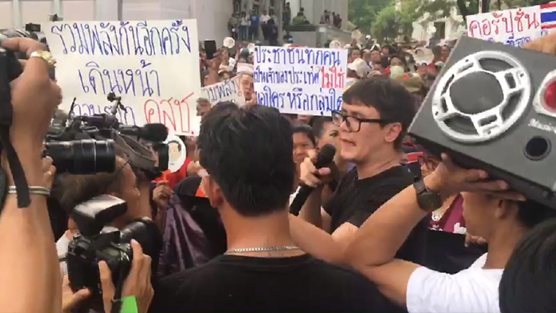 ตึงเครียด! "กลุ่มคนอยากเลือกตั้ง"มุ่งหน้าทัพบก ร้องหยุดหนุน คสช. (คลิป) ตึงเครียด! "กลุ่มคนอยากเลือกตั้ง"มุ่งหน้าทัพบก ร้องหยุดหนุน คสช. (คลิป)