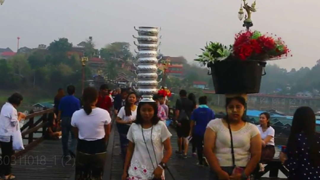 นทท.แห่สูดออกซิเจน! แน่น "สะพานมอญ" รับวันหยุด นทท.แห่สูดออกซิเจน! แน่น "สะพานมอญ" รับวันหยุด