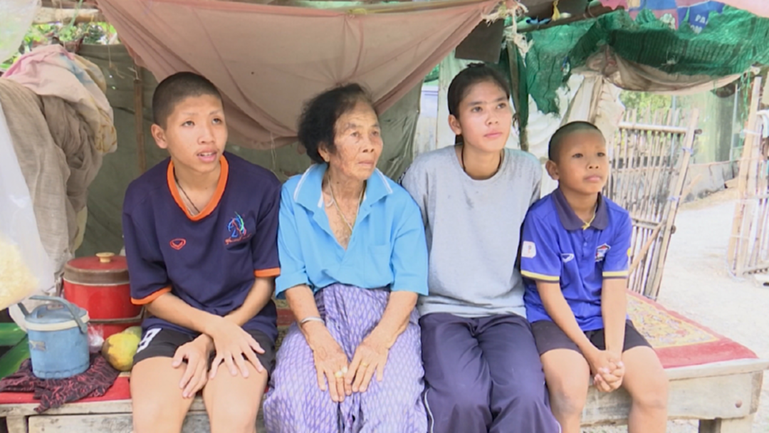 "ชีวิตยิ่งกว่าละคร" 3 พี่น้องกำพร้ายังไร้อนาคต "ชีวิตยิ่งกว่าละคร" 3 พี่น้องกำพร้ายังไร้อนาคต