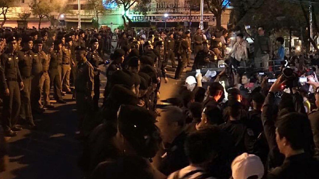 ไล่ไทม์ไลน์! กลุ่มคนอยากเลือกตั้งยกระดับเผชิญหน้าตำรวจ! ไล่ไทม์ไลน์! กลุ่มคนอยากเลือกตั้งยกระดับเผชิญหน้าตำรวจ!