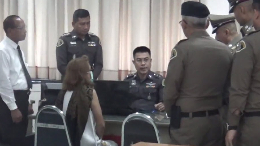 "เมียเปรมชัย - วันดี" ถูกแจ้งเพิ่มอีก 2 ข้อหา เจ้าตัวยังปฏิเสธ "เมียเปรมชัย - วันดี" ถูกแจ้งเพิ่มอีก 2 ข้อหา เจ้าตัวยังปฏิเสธ