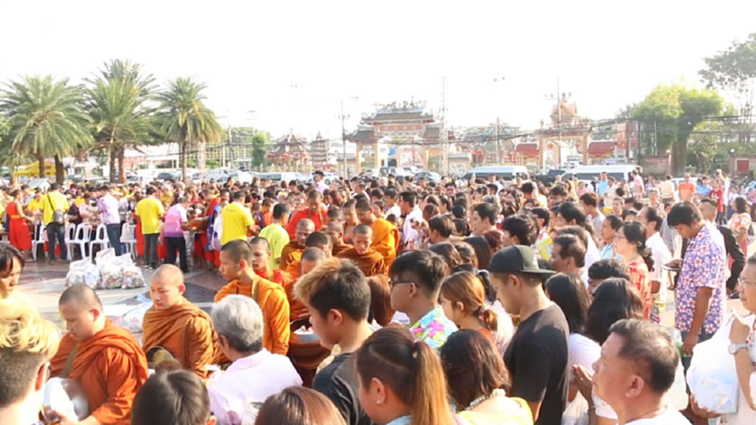 สงกรานต์อีสาน ดอกคูณเสียงแคนและถนนข้าวเหนียว