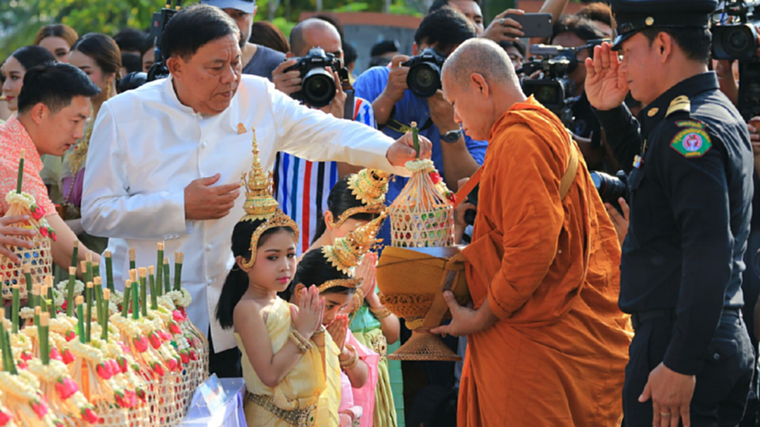 ประมวลภาพ : กทม. จัดพิธีรดน้ำขอพรผู้สูงอายุ งานเทศกาลมหาสงกรานต์ สวนลุมพินี ประมวลภาพ : กทม. จัดพิธีรดน้ำขอพรผู้สูงอายุ งานเทศกาลมหาสงกรานต์ สวนลุมพินี