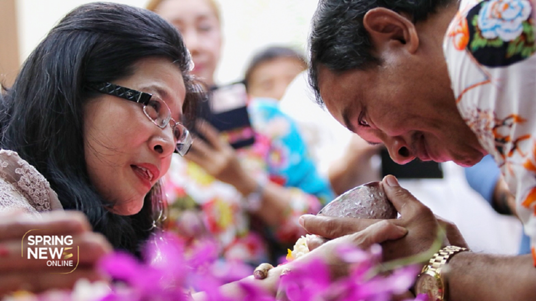 ประมวลภาพ "สุดารัตน์ เปิดบ้านให้รดน้ำสงกรานต์ บรรยากาศชื่นมื่น" ประมวลภาพ "สุดารัตน์ เปิดบ้านให้รดน้ำสงกรานต์ บรรยากาศชื่นมื่น"