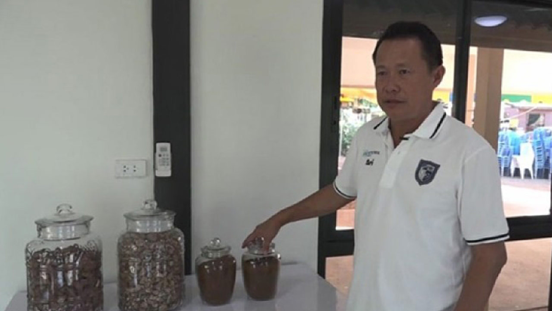 แห่รอคิวกว่าแสน! รับยารักษามะเร็งที่บ้าน "หมอแสง"