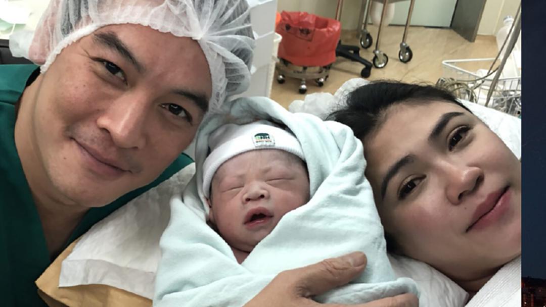น้องโพธิ์มาแล้ว ! ชาคริต ยิ้มแก้มปริภรรยาคลอดลูกคนแรก น้องโพธิ์มาแล้ว ! ชาคริต ยิ้มแก้มปริภรรยาคลอดลูกคนแรก