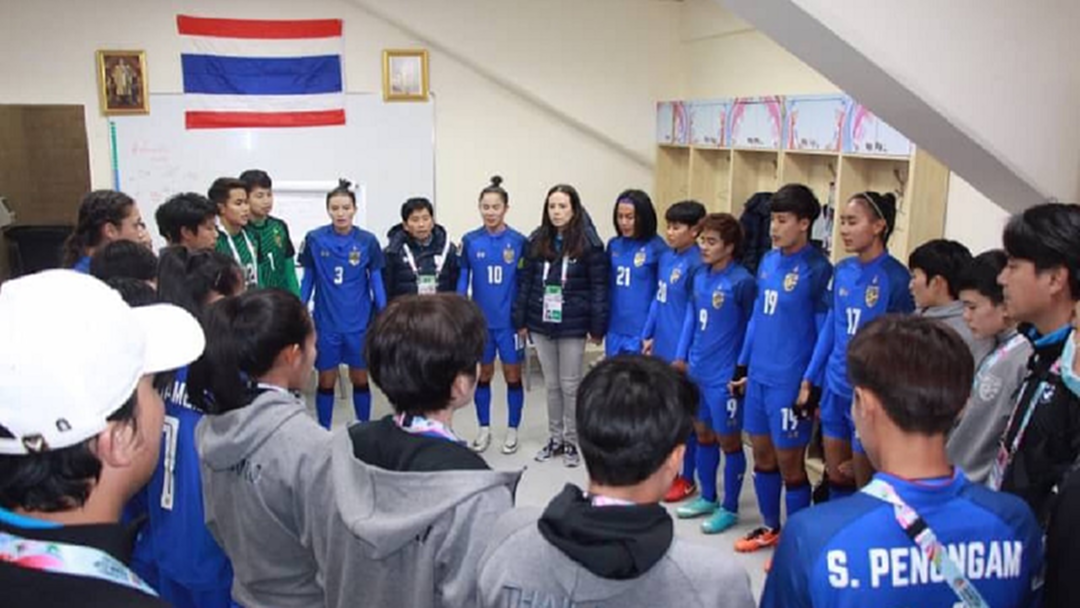 เกมชี้ชะตา! “ชบาแก้ว” ดวล “ฟิลิปปินส์” แย่งตั๋วบอลโลก “มาดามแป้ง” รับกดดันสุดในชีวิต เกมชี้ชะตา! “ชบาแก้ว” ดวล “ฟิลิปปินส์” แย่งตั๋วบอลโลก “มาดามแป้ง” รับกดดันสุดในชีวิต