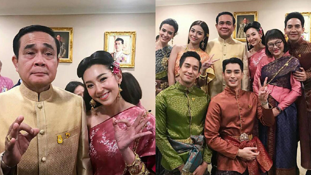 ส่องโซเซียลอโยธยา ท่านขุน - แม่หญิง ลงรูปเยี่ยงไรเมื่อเข้าพบ บิ๊กตู่ ส่องโซเซียลอโยธยา ท่านขุน - แม่หญิง ลงรูปเยี่ยงไรเมื่อเข้าพบ บิ๊กตู่
