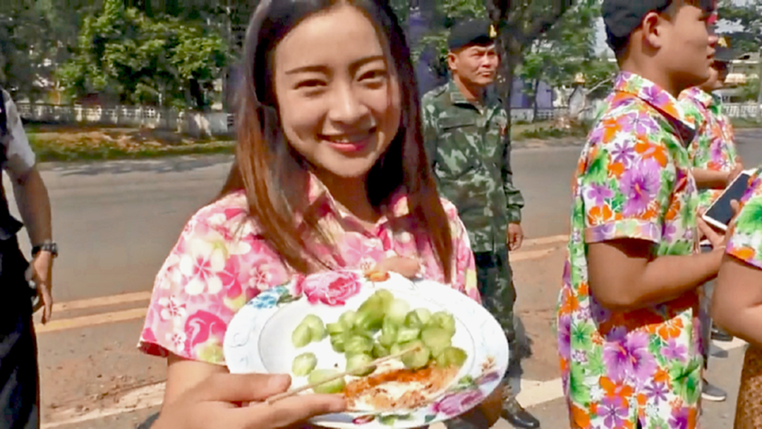 แก้ง่วง! กองร้อยน้ำหวานแจกตะลิงปิง-สับปะรดให้ผู้ขับขี่ แก้ง่วง! กองร้อยน้ำหวานแจกตะลิงปิง-สับปะรดให้ผู้ขับขี่