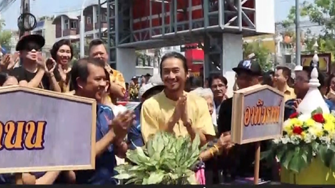 "ตูน บอดี้สแลม" ร่วมงานเปิด "ถนนอาทิวราห์" ให้เล่นน้ำสงกรานต์