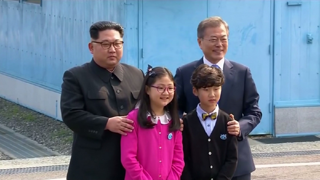 2 เด็กน้อยที่ได้ร่วมถ่ายภาพกับ 2 ผู้นำเกาหลีคือใคร?