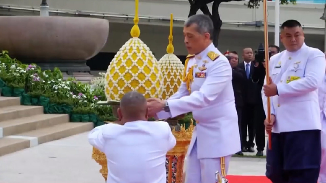 สมเด็จพระเจ้าอยู่หัว เสด็จฯ วางพานพุ่มดอกไม้เนื่องในวันจักรี